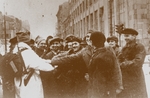 Unbekannter Fotograf - Einwohner von Warschau begrüßen ihre Befreier, Januar 1945