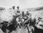 Unbekannter Fotograf - Russische Offiziere in den Schützengräben am 1. Juli 1917, ersten Tag der Kerenski-Offensive, Galizien