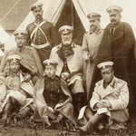 Unbekannter Fotograf - Nikolai Nikolaejwitsch, Fürst Odoewski-Maslow (in der Mitte) mit den Offizieren des Kavallerieregiments der Leibgarde