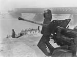 Unbekannter Fotograf - Deutsche Luftabwehr an der Eisenbahnbrücke über die Wolga in der besetzten Stadt Kalinin