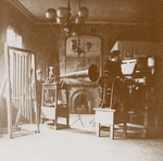 Unbekannter Fotograf - Eine Pianistin im ersten Emil-Berliner-Studio in London, Cockburn Hotel