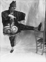Unbekannter Fotograf - Léonide Massine im Ballett Parade von Erik Satie