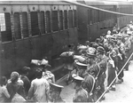 Unbekannter Fotograf - Die Internierung der jüdischen Exodus-Flüchtlingen im Hamburger Hafen, September 1947