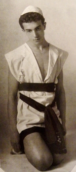Unbekannter Fotograf - Léonide Massine als Joseph im Ballett  La Légende de Joseph von R. Strauss