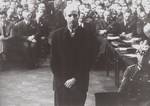 Unbekannter Fotograf - Adam von Trott zu Solz vor dem Volksgerichtshof am 15. August 1944