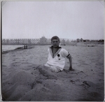 Unbekannter Fotograf - Zarewitsch Alexei von Russland am Strand von Jewpatorija