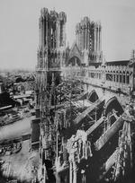 Unbekannter Fotograf - Wiederaufbau des Dachstuhles der Kathedrale von Reims
