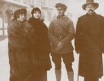 Unbekannter Fotograf - Moura Budberg (zweite von links) mit Maxim Gorki (rechts)