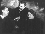 Unbekannter Fotograf - Moura Budberg mit Herbert George Wells und Maxim Gorki in Petrograd