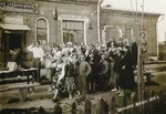 Unbekannter Fotograf - Die Schüler beobachten die Sonnenfinsternis am 19. Juni 1936
