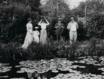 Unbekannter Fotograf - Germaine Hoschedé, Lili Butler, Mme Joseph Durand-Ruel, Georges Durand-Ruel und Claude Monet am Seerosenteich in Giverny