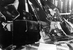 Unbekannter Fotograf - Die Bildnisse der Zaren von Russland, die von den Wänden während der russischen Revolution abgerissen wurden. 1917