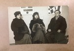 Unbekannter Fotograf - Olga Rosanowa, Xenia Boguslawskaja und Kasimir Malewitsch auf der Ausstellung 0,10