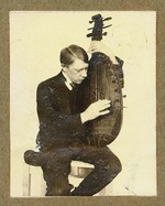 Unbekannter Fotograf - Wadimir Tatlin mit Bandura
