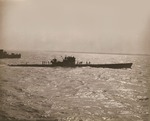 Unbekannter Fotograf - U 234 U-Boot wird zur Marinebasis in Portsmouth (New Hampshire) gebracht, Mai 1945