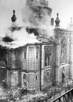 Unbekannter Fotograf - Die brennende Synagoge am Michelsberg in Wiesbaden in der Reichspogromnacht vom 9. auf den 10. November 1938