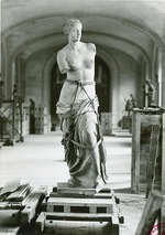 Unbekannter Fotograf - Vorbereitung für den Transport der Venus von Milo, Louvre 1939