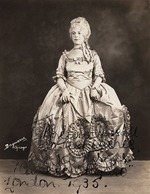 Unbekannter Fotograf - Dame Eva Turner als die Gräfin in Le Nozze di Figaro von Wolfgang Amadeus Mozart