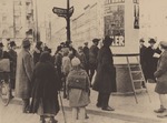 Unbekannter Fotograf - Ein Wahlplakat der NSDAP auf der Strasse von Berlin
