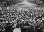 Unbekannter Fotograf - Französische soziale Revolution von 1968. Studenten marschieren in den Straßen von Paris, Mai 1968
