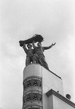 Unbekannter Fotograf - Skulptur Die Verfassung am Hauptpavillon auf der All-Unions-Landwirtschaftsausstellung (WSChW)