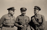 Unbekannter Fotograf - Grigori Stern, Chorloogiin Tschoibalsan und Georgi Schukow am Chalchin Gol