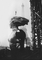 Unbekannter Fotograf - Montage der Skulptur Arbeiter und Kolchosbäuerin auf dem Pavillon der Sowjetunion bei der Weltfachausstellung 1937 in Paris