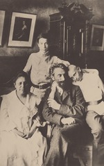 Unbekannter Fotograf - Rosalia, Leonid, Boris und Alexander Pasternak im Wohnzimmer ihrer Moskauer Wohnung