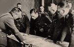 Unbekannter Fotograf - General Heinz Guderian (vorn 2. v. r.) und der Kommissar der Roten Armee Borowenski (vorn 3. v. r.) während der Vorverhandlungen