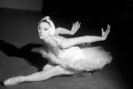 Unbekannter Fotograf - Maja Plissezkaja als Odette im Ballett Schwanensee
