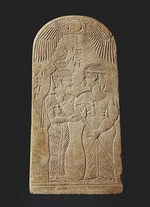 Kunst im Reich von Kusch - Stele der Königin Amanishakheto. Unter einer Sonnenscheibe umarmt die Göttin Amesemi (links) die Königin Amanishaketho