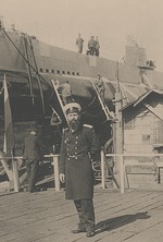 Unbekannter Fotograf - Iwan Grigorjewitsch Bubnow mit der U-Boot Akula im Hintergrund