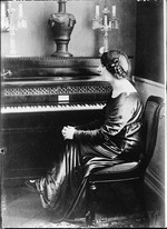 Unbekannter Fotograf - Wanda Landowska (1879-1959) am Chopins Klavier