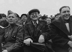 Unbekannter Fotograf - Dmitri Schostakowitsch beobachtet seine Lieblingsfußballmannschaft Spartak an einem Sonntagmorgen in Moskau 1942