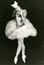 Unbekannter Fotograf - Anastasia Abramowa als weißes Kätzchen im Ballett Dornröschen von Pjotr Tschaikowski