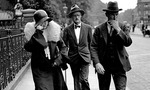Unbekannter Fotograf - Nora Barnacle (links), James Joyce (Mitte) in London am Tag ihrer Hochzeit, 4. Juli 1931