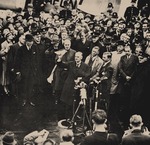 Unbekannter Fotograf - Chamberlain bei der Rückkehr von der Münchner Konferenz, 30. September 1938