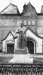 Unbekannter Fotograf - Stalin-Denkmal, 1939 vor der Tretjakow-Galerie in Moskau eingeweiht