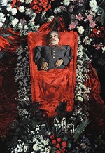 Unbekannter Fotograf - Die Aufbahrung von Stalin. Haus der Gewerkschaften, Moskau. 6. März 1953