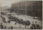 Unbekannter Fotograf - Regimente, die von der Kriegsfront zurückgerufen wurden, vor dem Winterpalast auf dem Palastplatz
