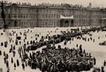 Unbekannter Fotograf - Demonstranten versammeln sich vor dem Winterpalast in Petrograd