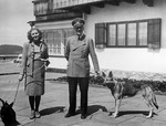 Unbekannter Fotograf - Eva Braun und Adolf Hitler mit Hunden Wulf und Blondi auf dem Berghof am Obersalzberg