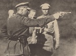 Unbekannter Fotograf - Woroschilow in einem militärischen Schießstand