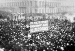 Unbekannter Fotograf - Demo für das Wahlrecht der Frauen am Newski Prospekt in Petrograd am 8. März 1917