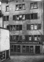 Unbekannter Fotograf - Das Haus an der an der Spiegelgasse 14 in Zürich, wo Lenin seit April 1916 im 2. Stock (links) wohnte