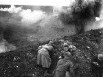 Unbekannter Fotograf - Französische Truppen unter Feuer während der Schlacht um Verdun