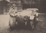 Unbekannter Fotograf - Großfürst Dmitri Pawlowitsch von Russland (1891-1941) mit seinem Auto