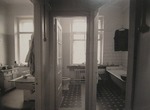 Unbekannter Fotograf - Badezimmer im Haus an der Moskwa, Projekt von Boris Iofan