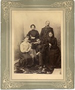Unbekannter Fotograf - Wladimir Majakowski mit seinen Eltern und Schwestern. August 1905