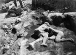 Unbekannter Fotograf - Opfern des Vulkanausbruchs. Ausgrabung in Pompeji